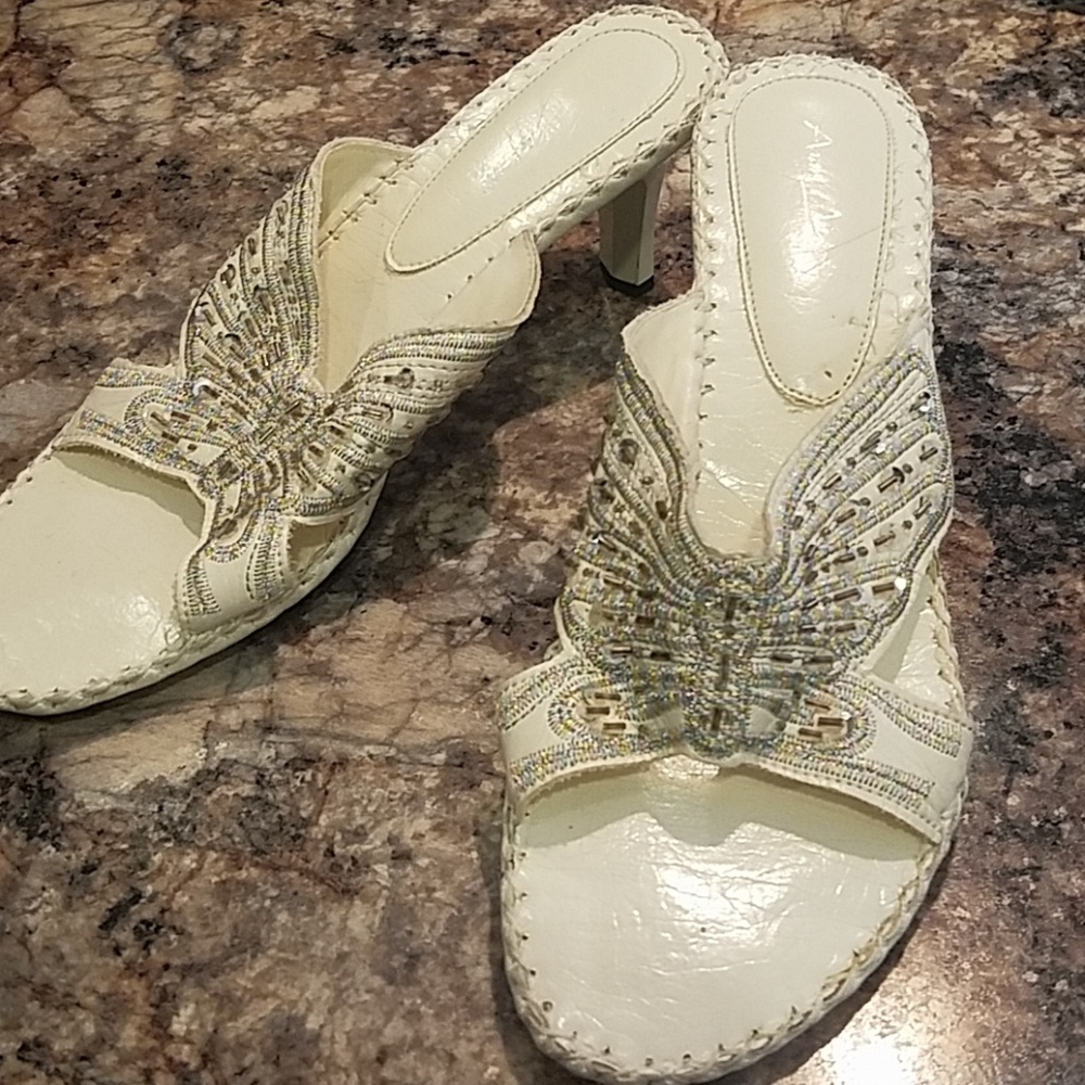 Gently used Beautiful white butterfly heels